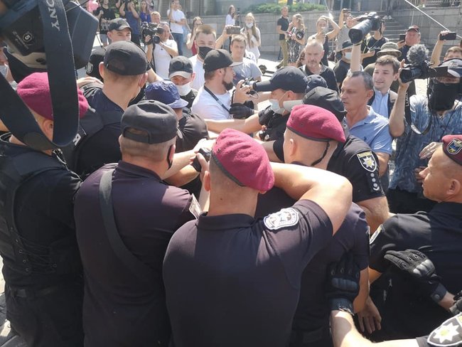 На Аллее Героев Небесной Сотни снесли декорации ко Дню Независимости: есть задержанные (Обновлено) 12