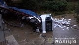 ДТП на Закарпатті: вантажівка злетіла з моста в річку, водій загинув. ФОТО