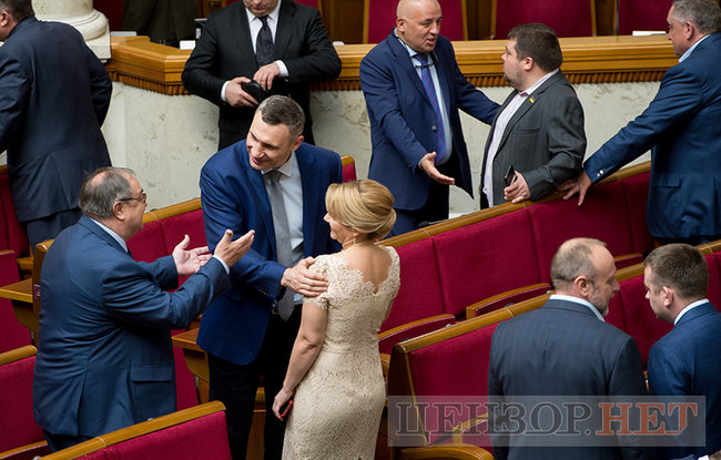 Зеленский с булавой, отвернувшийся Порошенко, Савченко в медалях, смеющиеся Луценко и Грицак, - инаугурация шестого Президента Украины Зеленского 10