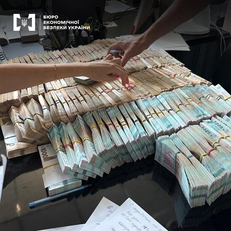 БЕБ викрило мережу в Києві, що нелегально виготовляла та продавала електронні сигарети