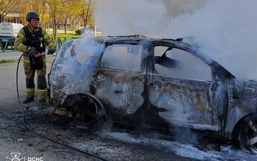 У Херсоні російський дрон влучив у легковий автомобіль: постраждали двоє людей. ФОТОрепортаж