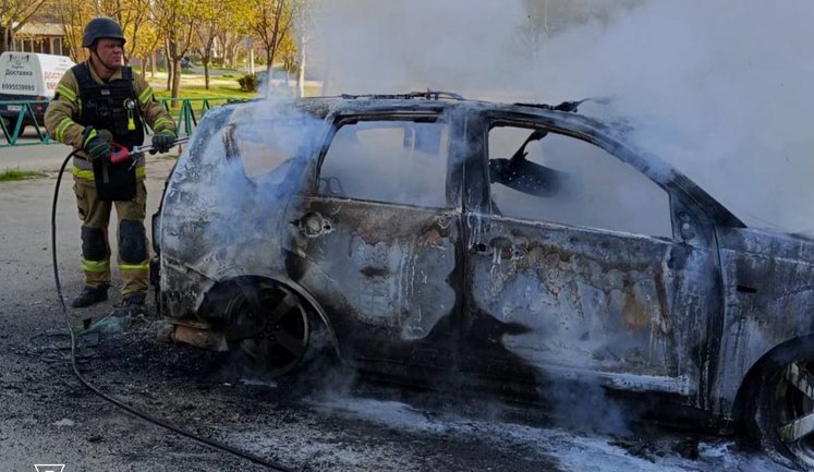 В Херсоне российский дрон попал в легковой автомобиль: пострадали два человека. ФОТОРЕПОРТАЖ