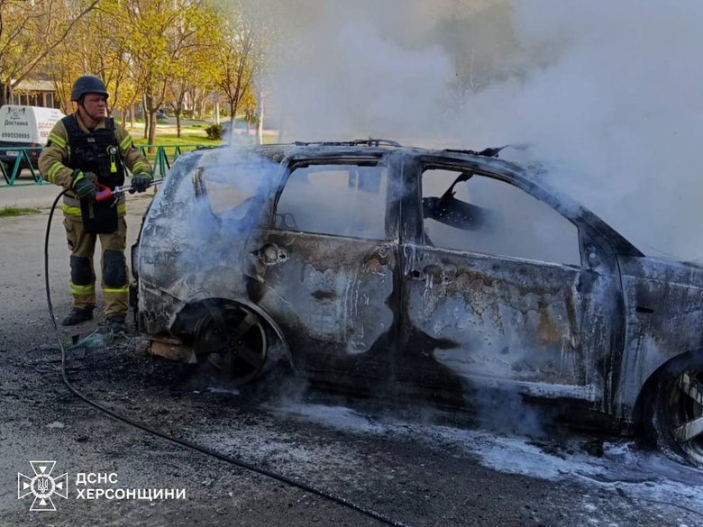 В Херсоне российский дрон попал в легковой автомобиль.