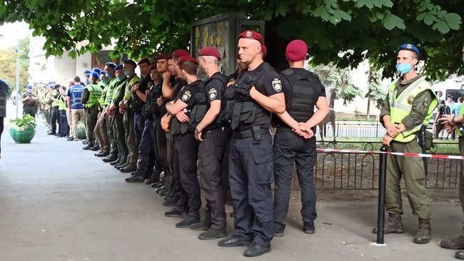 Акция в поддержку отставки Авакова с файерами и салютом прошла возле здания МВД 03