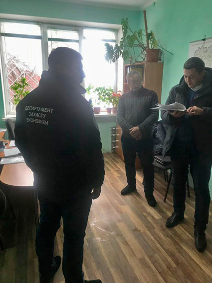 Полиция Житомирщины задержала фитоинспектора за регулярные взятки 03