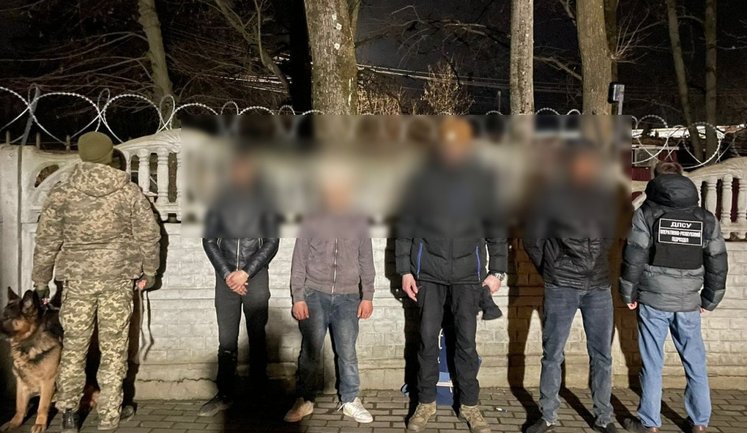 Хотели перелезть через забор к границе со Словакией: на Закарпатье задержаны четыре уклониста, - ГПСУ. ВИДЕО