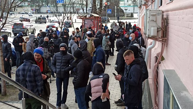 Філімонов, який протестував під ОП: я не бачу проблеми в розбитому вікні, це не привід закривати людину на домашній арешт 01