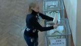 Камеры наблюдения зафиксировали вброс бюллетеней в Днепропетровске. + ВИДЕО