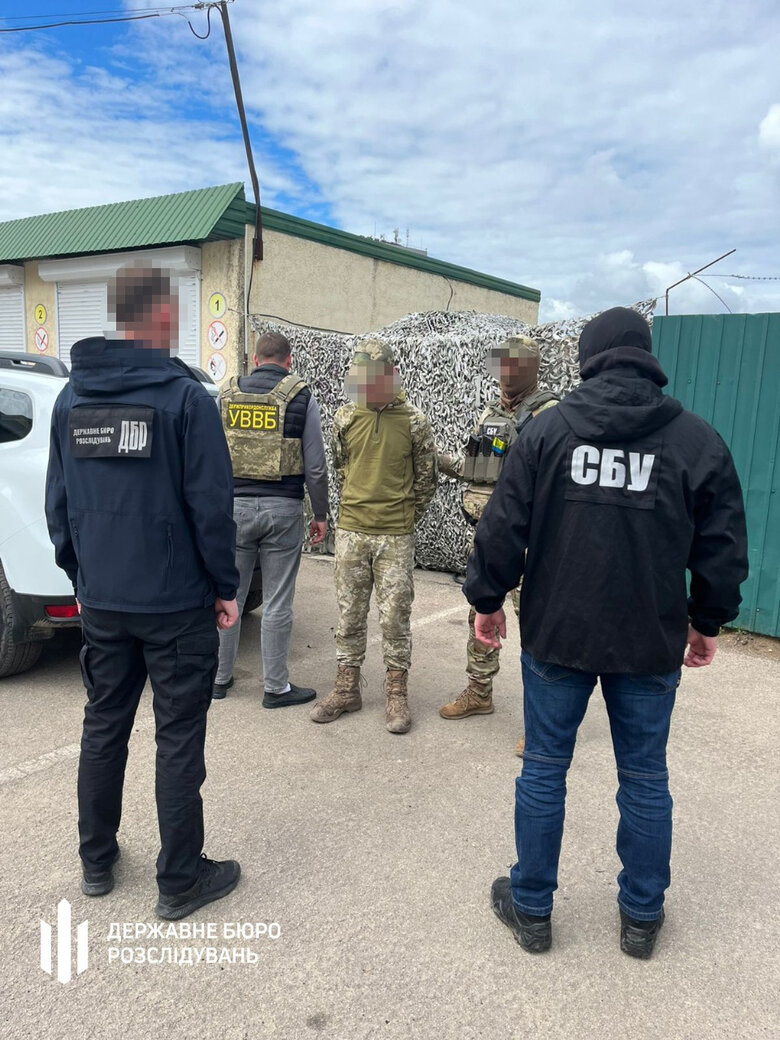 Law enforcement officer suspected of smuggling draft dodgers abroad