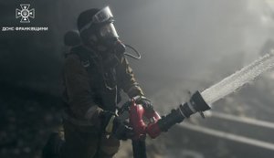 На Івано-Франківщині рятувальники ліквідували пожежу після російського удару. ФОТОрепортаж