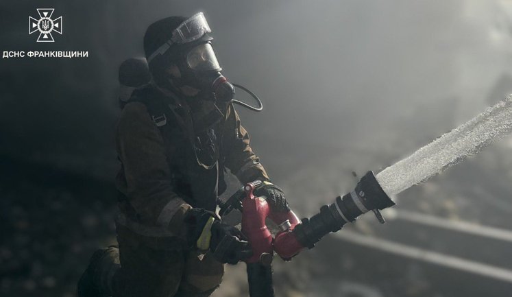 На Івано-Франківщині рятувальники ліквідували пожежу після російського удару. ФОТОрепортаж