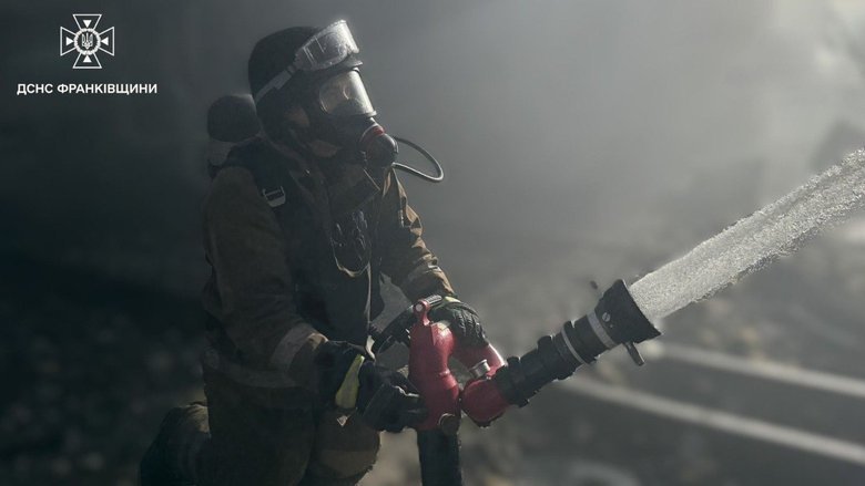 Масштабна пожежа на Івано-Франківщині після атаки РФ: ДСНС повідомила деталі