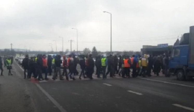 Акция протеста "евробляхеров" продолжилась в семи областях, частично заблокировав движение, - Укравтодор
