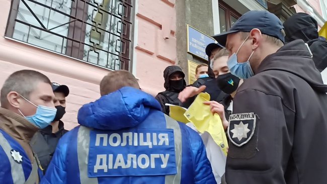 Титушки сорвали развернутый под судом баннер Стус чекає. Медведчук під арешт!, произошла потасовка 16 Титушки сорвали развернутый под судом баннер Стус чекає. Медведчук під арешт!, произошла потасовка 16