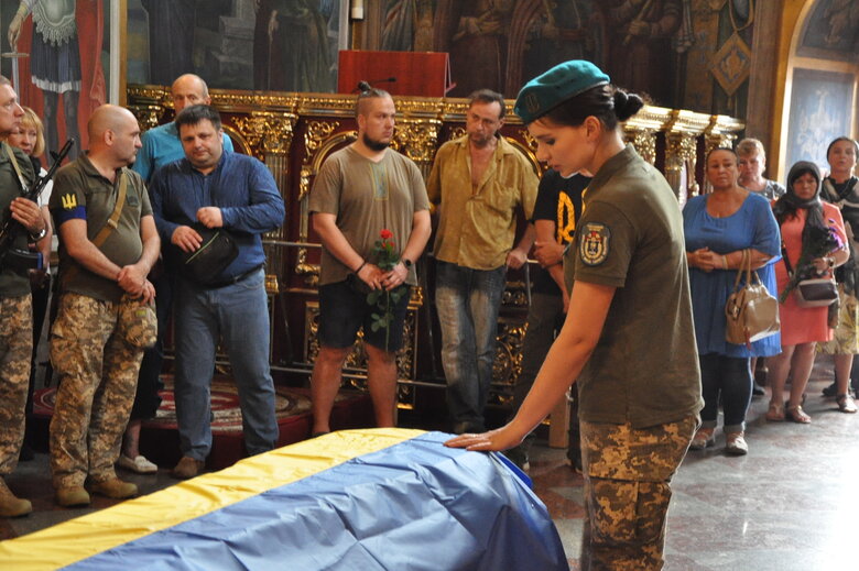 Із загиблим в бою з окупантами воїном Романом Барвінком (Скрипалем) попрощалися в Києві 35