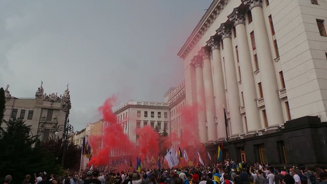 Прихильники Порошенка провели мітинг під Офісом президента 16