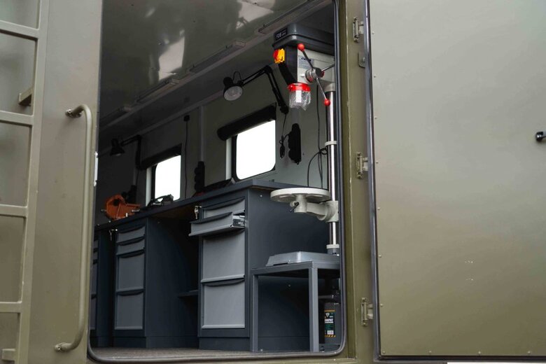 Воїнам, які ведуть бої проти окупантів на Сході, передали техніку та пересувну авторемонтну майстерню 04 Воїнам, які ведуть бої проти окупантів на Сході, передали техніку та пересувну авторемонтну майстерню 04