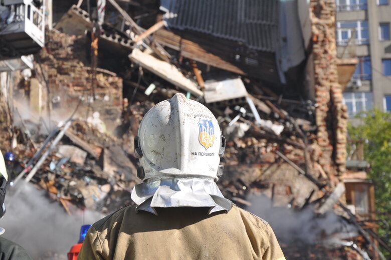 At site of kamikaze drone attack in Kyiv, rubble is being cleared 17