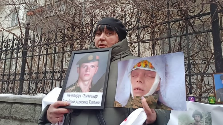 Требую справедливости: родные погибших военнослужащих пикетировали ОП с требованием расследовать случаи небоевых потерь 04
