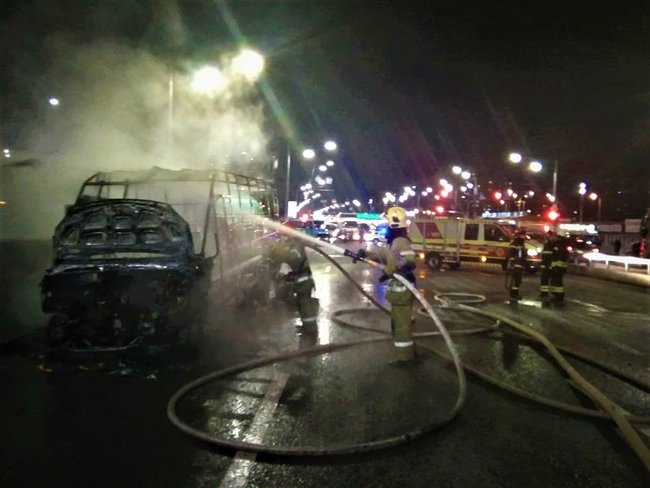 Маршрутка згоріла біля метро Академмістечко в Києві, - ДСНС 01