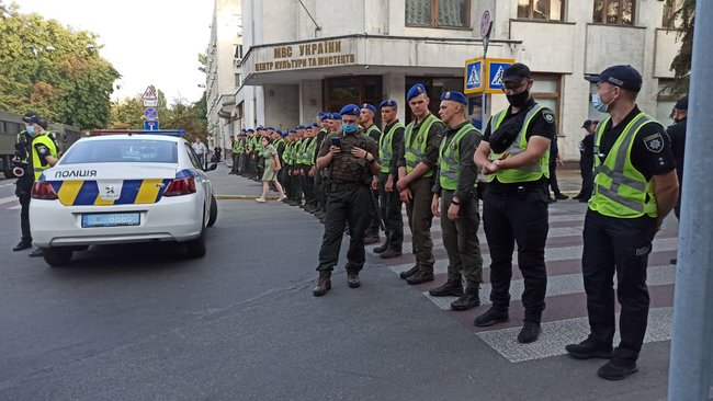 Акция в поддержку отставки Авакова с файерами и салютом прошла возле здания МВД 04