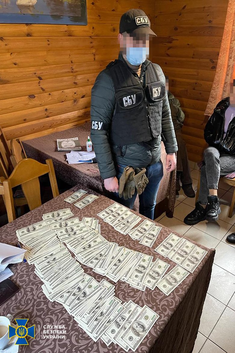 Масштабная схема вымогательства денег у граждан разоблачена в одном из райсоветов Киевщины: посредник чиновников задержан на взятке в $45 тыс. - СБУ 02