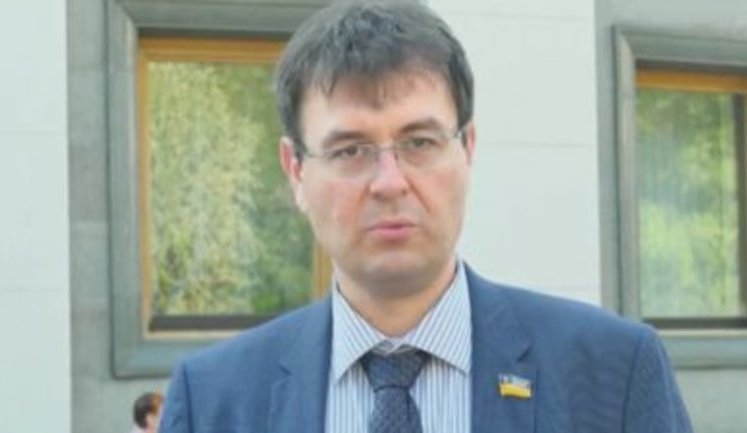 "Проєкт Бужанського - про недискримінацію, а не про мову. Він не вартий мітингів, ворожнечі, поділу людей на сорти - цього фашизму, присутнього у нас останніми роками", - "слуга народу" Гетманцев. ВIДЕО