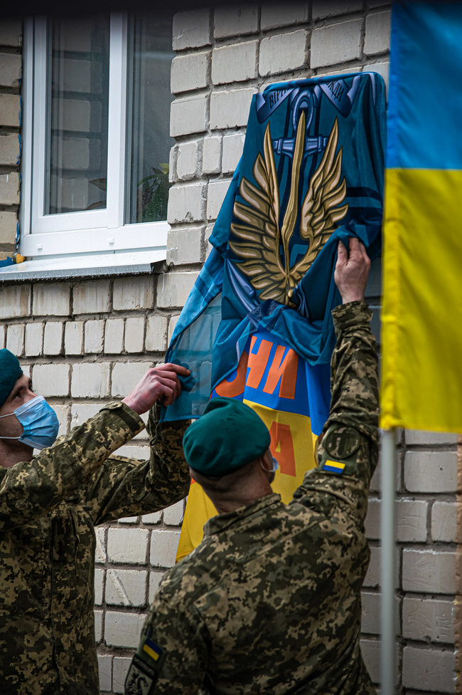 Меморіальну дошку морпіху 36-ї ОБрМП Михайлу Старостіну відкрили на Херсонщині 02