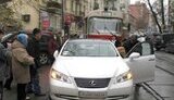 В Киеве пассажиры трамвая чуть не избили девушку, припарковавшую Lexus на рельсах. ФОТОрепортаж.