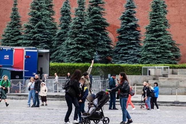 Російський художник-акціоніст Крисевич стріляв на Красній площі з небойової зброї 02