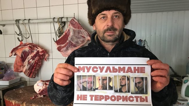 Мусульмани не терористи, - в окупованому Криму відбувається флешмоб на підтримку засуджених у справі Хізб ут-Тахрір кримських татар 07