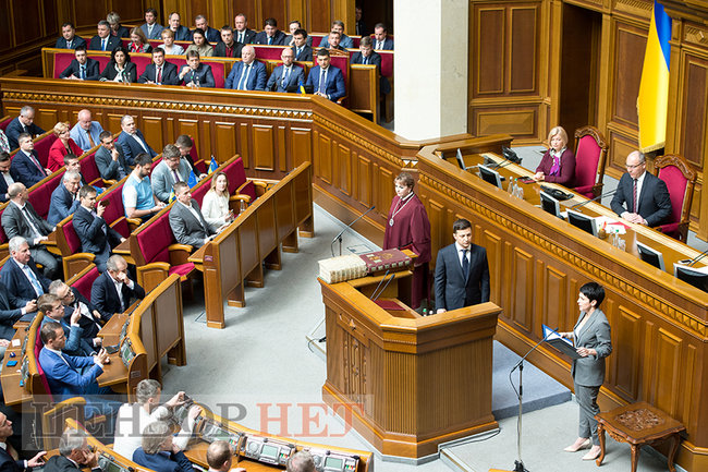 Зеленский с булавой, отвернувшийся Порошенко, Савченко в медалях, смеющиеся Луценко и Грицак, - инаугурация шестого Президента Украины Зеленского 27