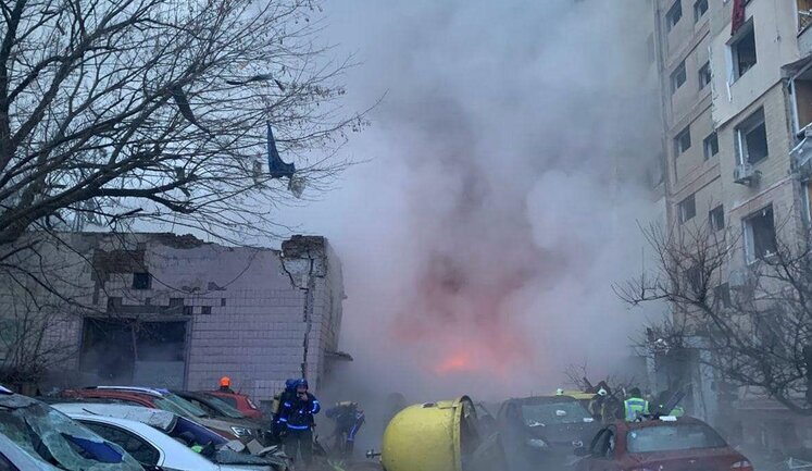 У Києві 1 загибла та 27 постраждалих, у багатьох районах упали уламки ракет, є влучання та перебої зі світлом і водою (оновлено)