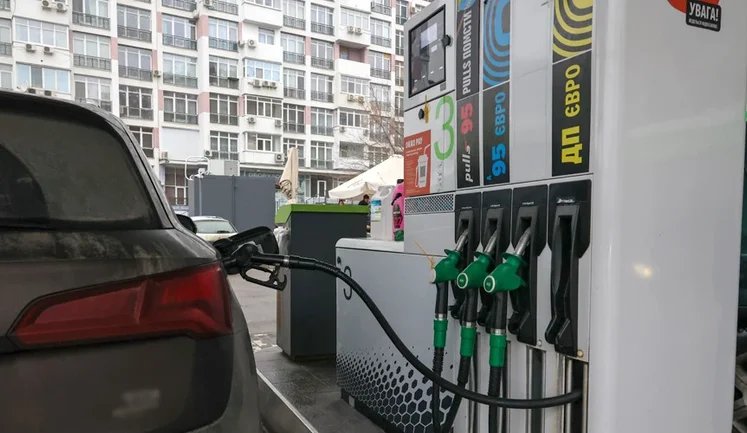 Правительство поручило усилить контроль за ценовой политикой операторов рынка топлива