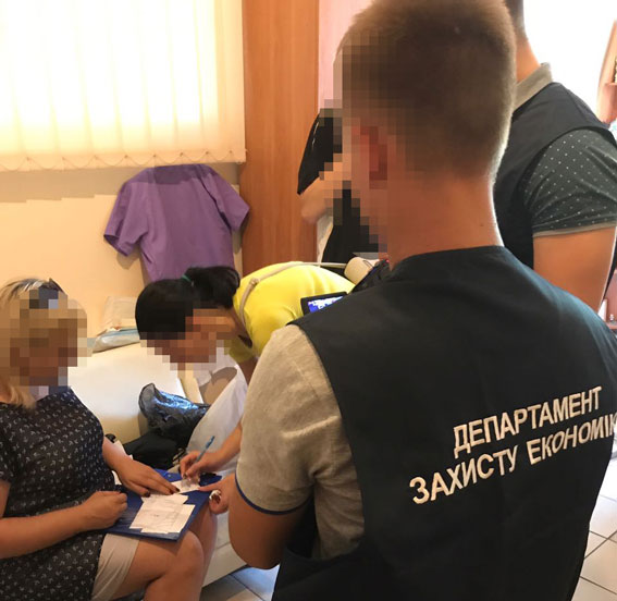 Двох лікарів спіймали на хабарі в Маріуполі, - Нацполіція 01 Двох лікарів спіймали на хабарі в Маріуполі, - Нацполіція 01