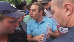 "Кто вам дал право ломать чужую собственность?" - участникам акции "Свободный доступ украинцев к берегам Днепра" в Козине не дали демонтировать заграждения, произошла потасовка. ФОТОрепортаж+ВИДЕО