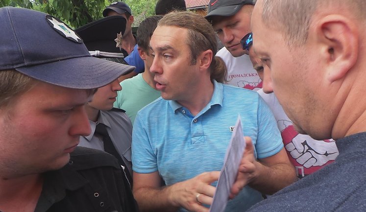 "Кто вам дал право ломать чужую собственность?" - участникам акции "Свободный доступ украинцев к берегам Днепра" в Козине не дали демонтировать заграждения, произошла потасовка. ФОТОрепортаж+ВИДЕО