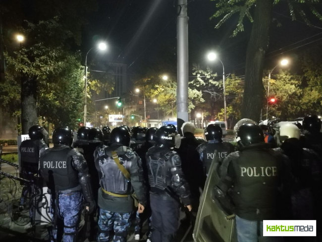Полиция разогнала акцию протеста в Бишкеке, есть раненые 09