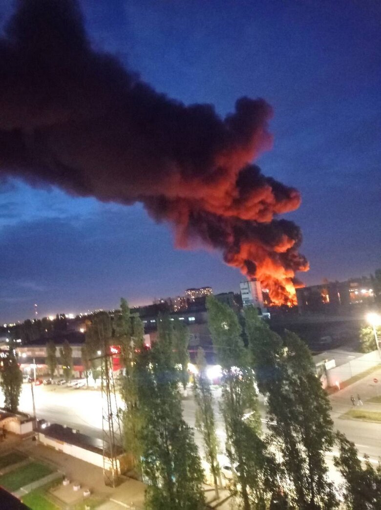 У Воронежі горить склад пластмасових виробів 01