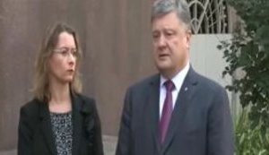 Украина готова бороться с терроризмом вместе с мировым сообществом, - Порошенко у посольства Франции. ВИДЕО