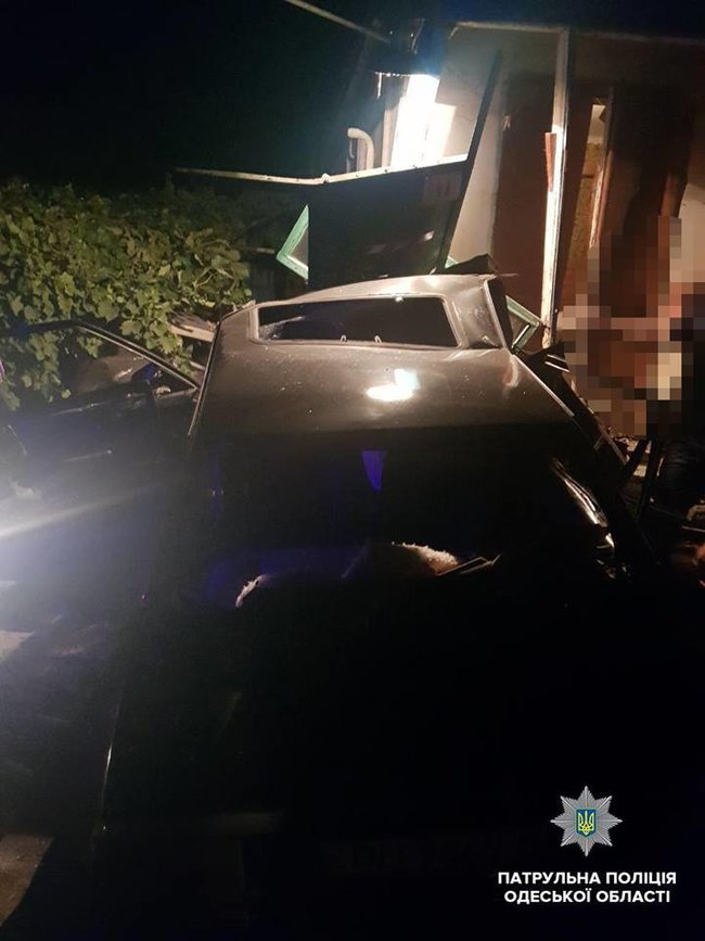 Водитель не справился с управлением, съехал с дороги и врезался в забор: погиб пятилетний ребенок, - полиция Одесчины 03 Водитель не справился с управлением, съехал с дороги и врезался в забор: погиб пятилетний ребенок, - полиция Одесчины 03