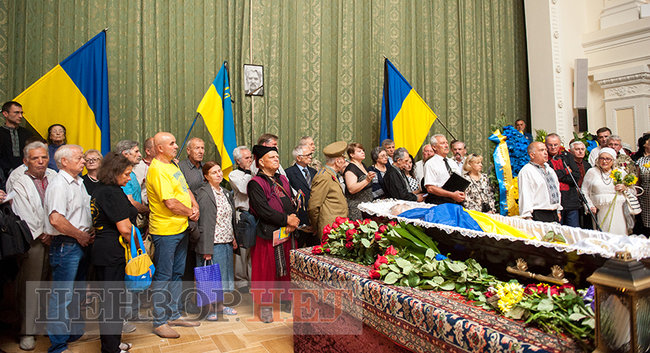 С Героем Украины Левком Лукьяненко прощаются в Киеве 03