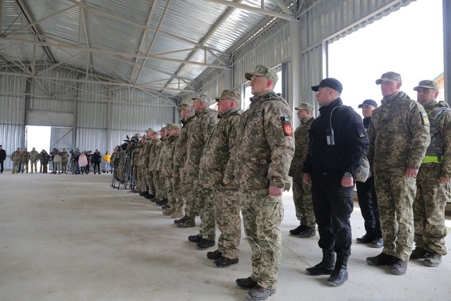 Полторак вручил ведомственные награды воинам 72-й ОМБр 02