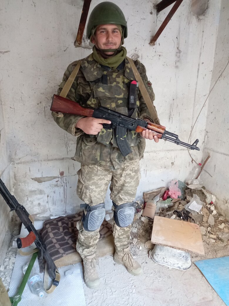 Володимир Мукан: Коли заїхали в Слов’янськ, назустріч нашій колоні військових безперестану мчали швидкі допомоги з пораненими, десь далеко було чутно вибухи. Відчувався подих війни 02