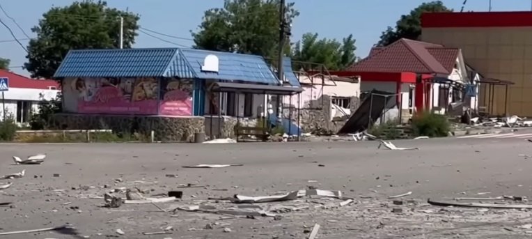 Войска РФ атакуют Лисичанский НПЗ, удерживают его часть. Обстрелы очень плотные, уничтожают дом за домом, - Гайдай 04