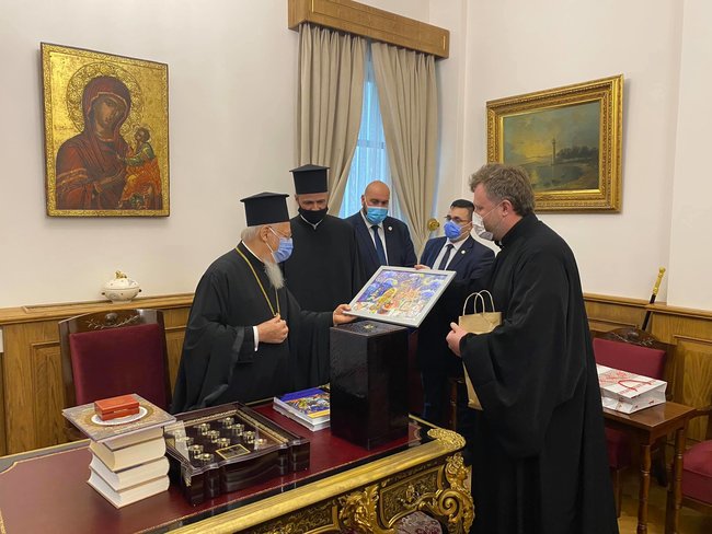 Патріарх Варфоломій отримав у подарунок вишиванку під час візиту делегації ПЦУ в Константинополь 03