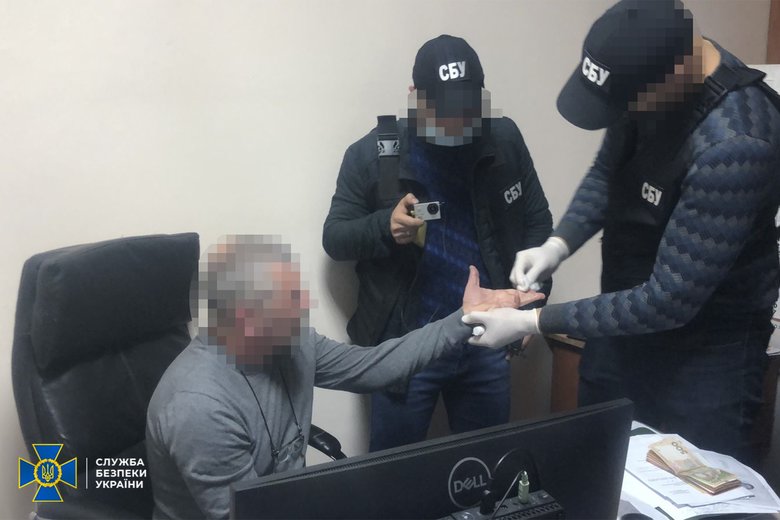 Лікар у Дніпрі щоденно створював близько 30 фейкових сертифікатів про COVID-вакцинацію, за кожен він брав 2,5 тис. грн 04 Лікар у Дніпрі щоденно створював близько 30 фейкових сертифікатів про COVID-вакцинацію, за кожен він брав 2,5 тис. грн 04