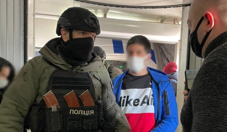 Затримано екстрадованого з Туреччини чоловіка, підозрюваного у вбивстві громадянина України в Гідропарку, - Нацполіція. ФОТО