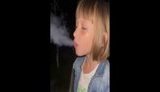 "Тітка поганого не навчить, еге ж?": Блогерка-косметолог з Харкова навчила 7-річну племінницю курити кальян і похвалила її вміння. ВIДЕО