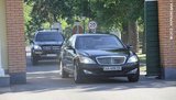 Янукович прорвал осаду журналистов в "Межигорье". Торт от Президента остался лежать на ступеньках. ФОТОрепортаж